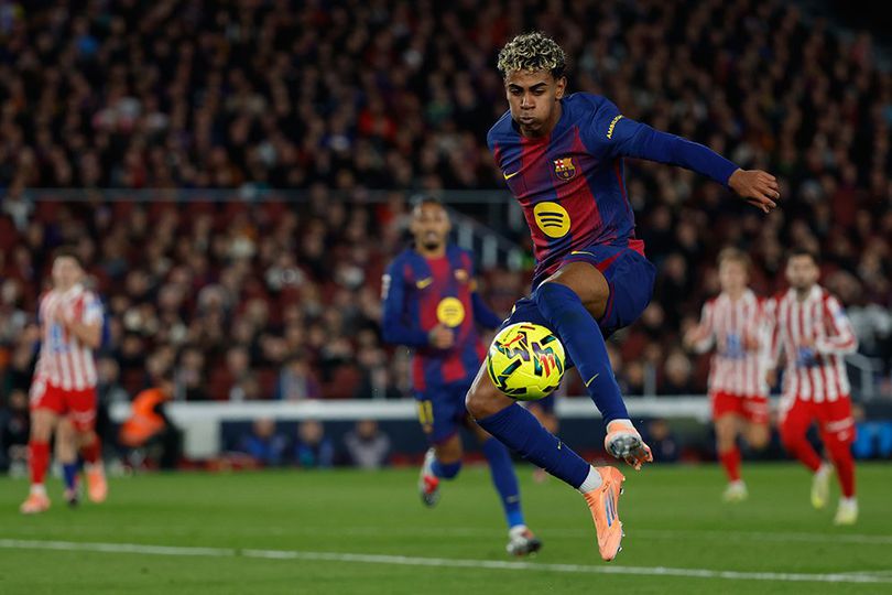 Lamine Yamal berjuang mengontrol bola dalam laga Liga Spanyol antara Barcelona vs Atletico Madrid di Camp Nou, 3 Desember 2025