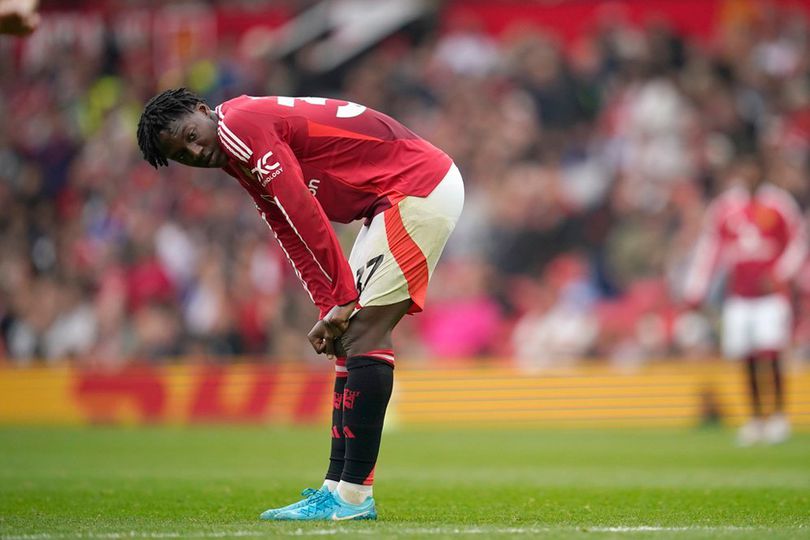 Ekspresi Kobbie Mainoo dalam laga Premier League antara Manchester United vs Liverpool, Minggu (1/9/2024).