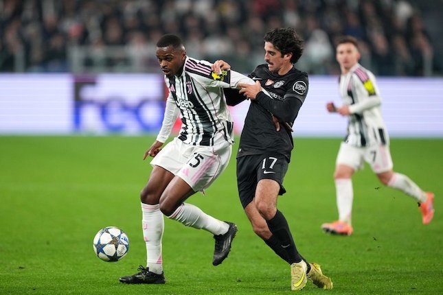 Perebutan bola antara Francisco Trincao dengan Pierre Kalulu di laga Juventus vs Sporting Lisbon, 5 November 2025