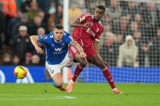 Granit Xhaka (kiri) dari Sunderland dan Alexander Isak dari Liverpool berebut bola dalam pertandingan Premier League antara Liverpool vs Sunderland di Liverpool, Rabu, 3 Desember 2025 