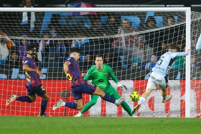 Sergoi Carreira (kanan) mencetak gol di laga Celta Vigo vs Barcelona, Senin (10/11/2025).
