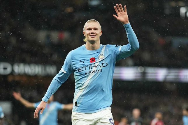 Pemain Manchester City, Erling Haaland, merayakan gol dalam pertandingan Premier League melawan Liverpool, Minggu (9/11/2025)