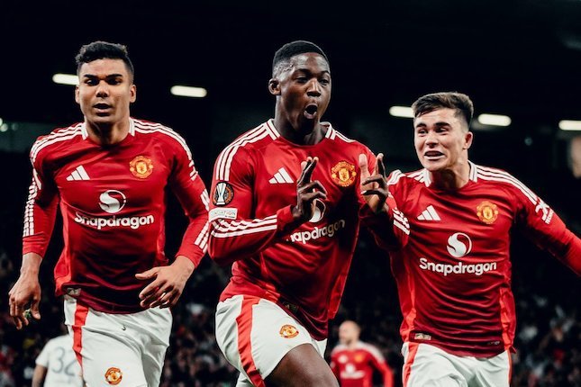 Kobbie Mainoo (tengah) merayakan golnya ke gawang Lyon, Jumat (18/4/2025) 